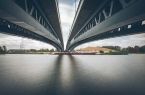 Fotografie einer Brücke über Wasser