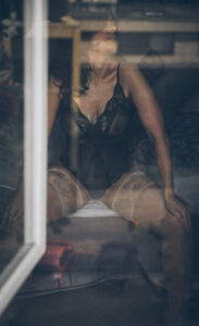 Erotisches Dessous Boudoirfoto einer Frau in Reizwäsche