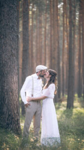 Hochzeitsfoto eines Brautpaares umgeben von Bäume