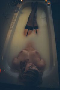 Halbakt Boudoir Foto einer Frau in einer vollen Badewanne