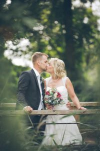 Hochzeitsfotografie Brautpaar küsst sich