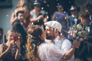 Fotografie von sich küssendem Brautpaar nach Trauung